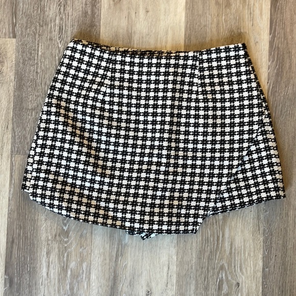 Dresses & Skirts - Womens size M Skort